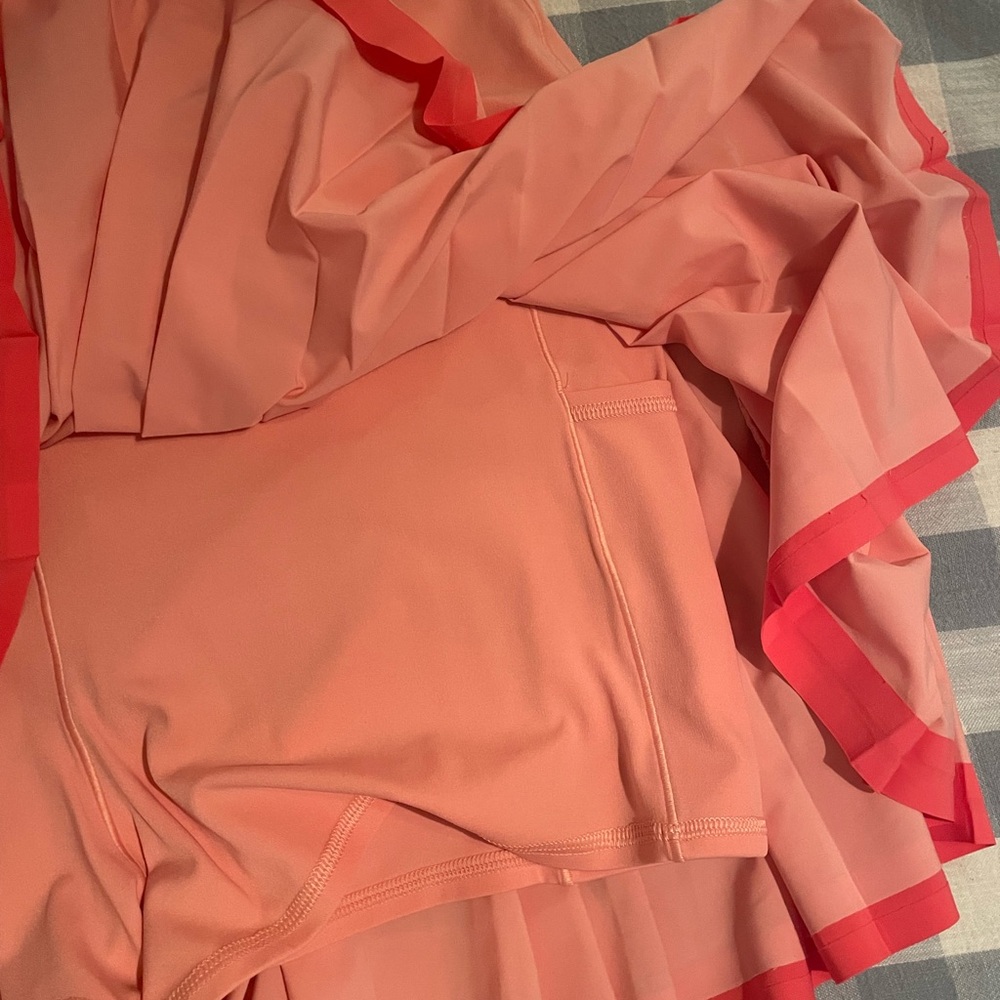 Pink pleated athletic skort. Asymmetrical hem. - Picture 2 of 4